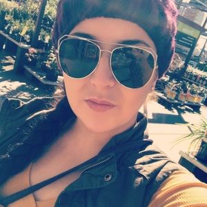 Meet your Posher, Alma